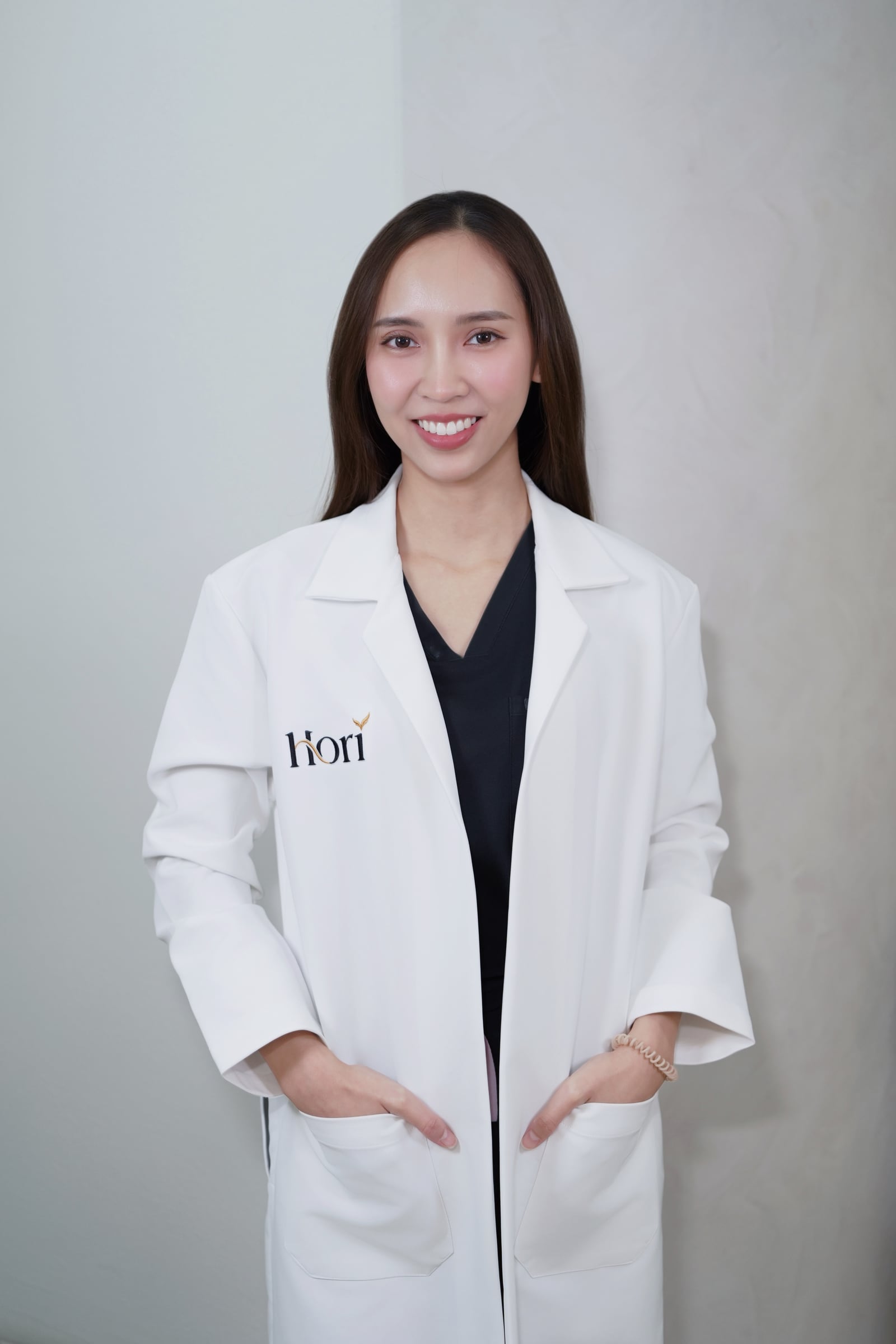 Dr. Juthathinin Piwpong 在 Hori Clinic 曼谷